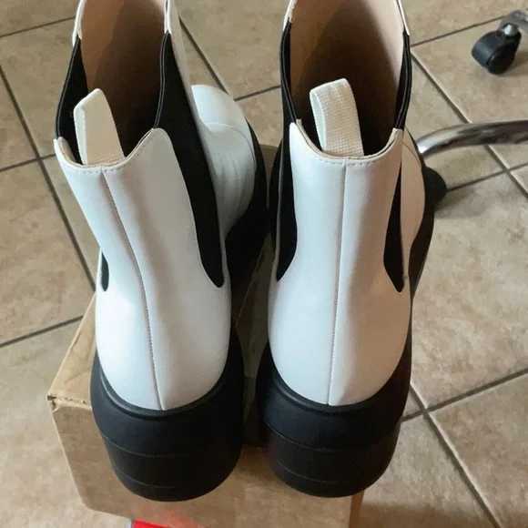 Stuart Weitzman Norah Leather Lug-Sole White Chealsea Boots in Size 10C, NWOB